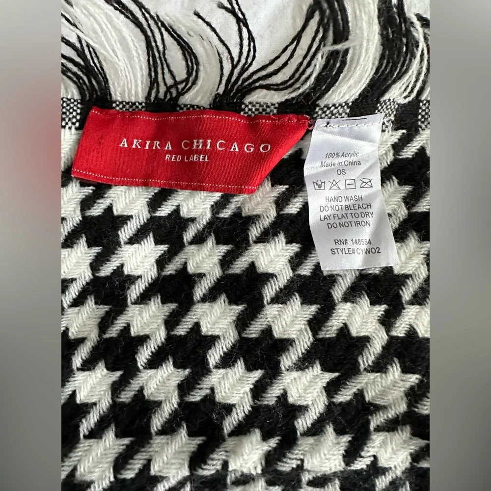 ✨ SOLD ✨ EUC Akira Chicago Red Label Black White Houndstooth Fringe Long Scarf - Picture 4 of 8